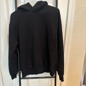 Aritzia Medium Black Sweater. Never worn but washed once.